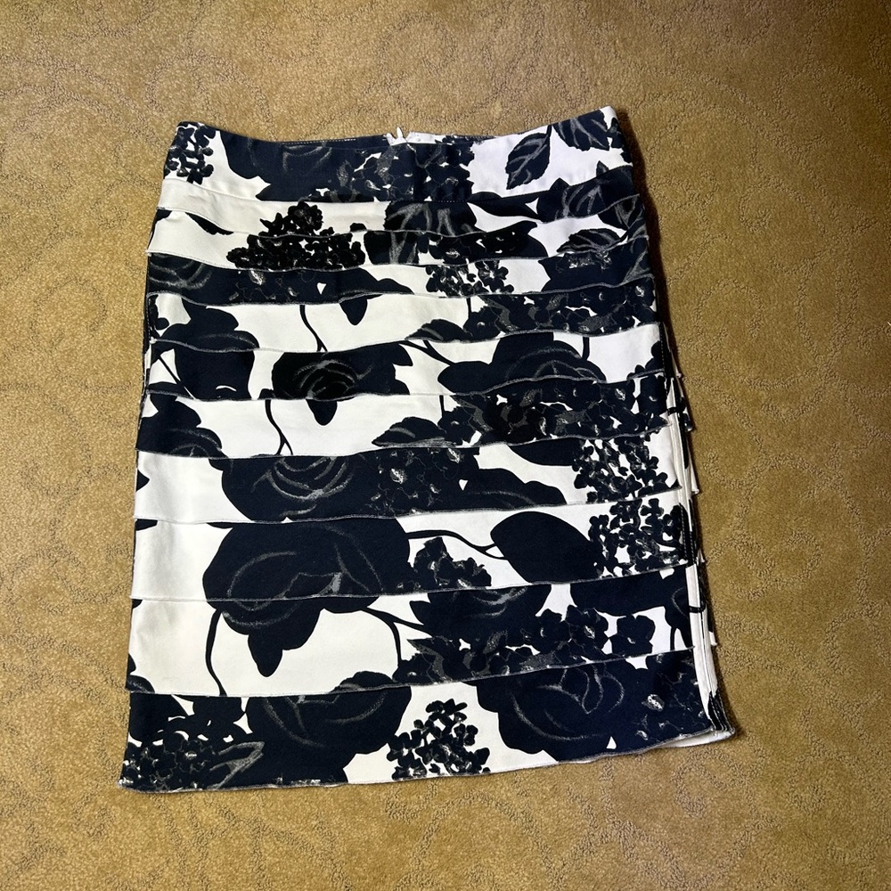 White House Black Market Black and White 20” Pleated Pencil Skirt